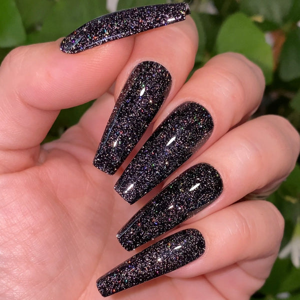 Black reflective glitter fake nails.